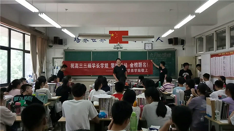 赠书活动现场.jpg