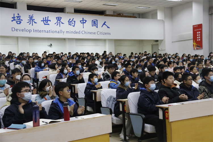 图片5：现场学生致以热烈掌声.JPG