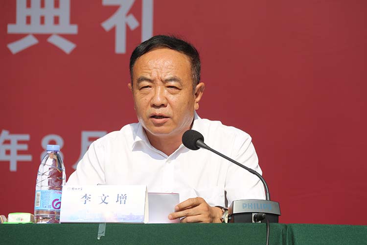 图片3  ：b体育官网党委副书记李文增主持开学典礼.JPG