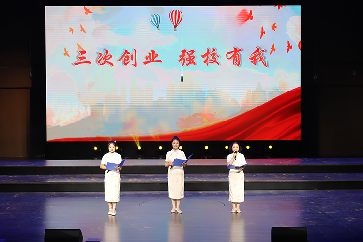 图片3：初中部教师代表演讲.JPG