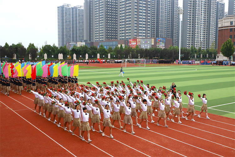 图片3 鲜花队入场.JPG